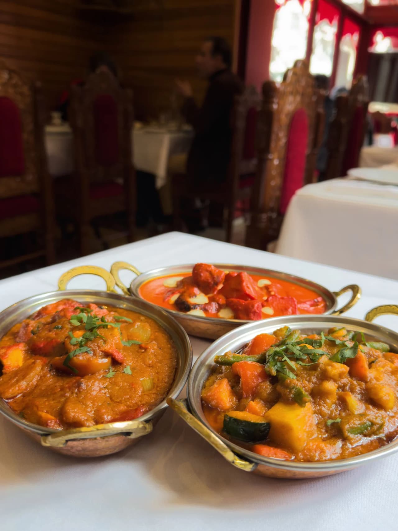 Scène représentant Trio Assiettes Indiens dans Royal Kashmir avec décor et éclairage qui reflètent l'atmosphère du lieu.