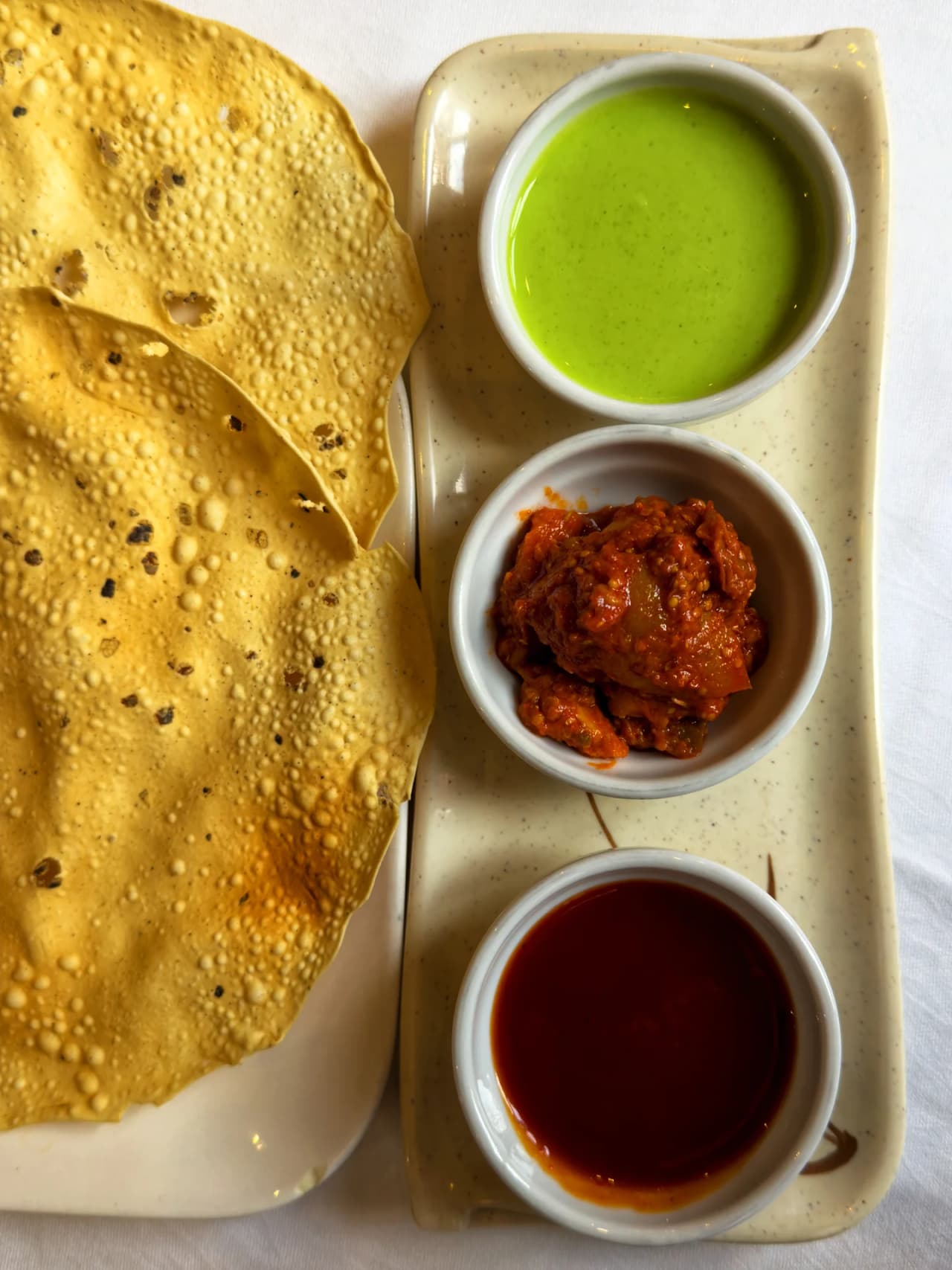 Scène représentant Papadam Sauce dans Royal Kashmir avec décor et éclairage qui reflètent l'atmosphère du lieu.